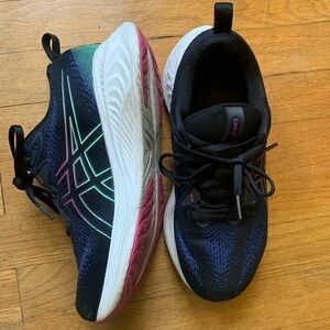 Women’s size 9 ASICS Cumulus 25